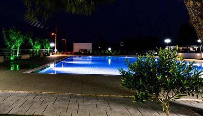 Cosmopolis Multi-Venue Aparthotel Ларнака Екстериор снимка